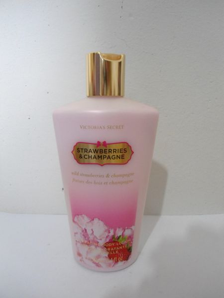 Strawberries & Champagne Hydrating Body Lotion 250 ml